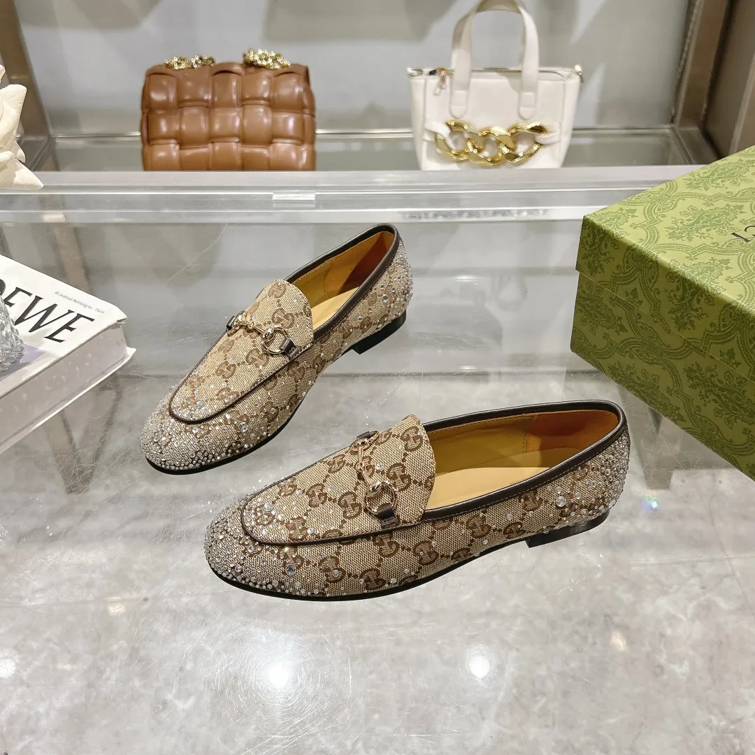 👟👟Ex-factory price 502👟👟 Pink G diamond (35-41) (401/42 customized) As an outstanding representative of Gucci’s design heritage, the Jordaan series of loafers with horsebit buckles vividly highlight the classic and elegant style. Crafted from the brand's signature monogram canvas, this shoe is timeless. Made from soft material and with a refined, smooth silhouette, these shoes are a perfect expression of everyday elegance. Pink GG canvas Women Light gold tone hardware Horsebit faceted crystal detail Leather sole